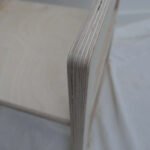 Detail armleuning houten kinderstoeltje.